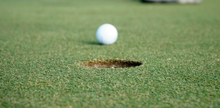 Une balle de golf quasiment dans le trou